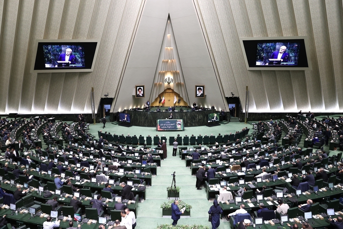 در جلسه علنی امروز مجلس شورای اسلامی تعدادی از نمایندگان در قالب تذکر و اخطار مطالبی را در مورد مسائل جاری روز کشور بیان کردند.