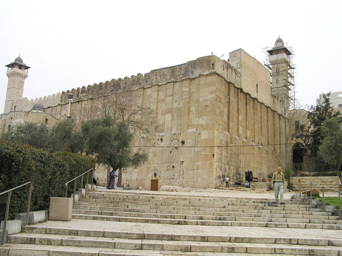وزارت اوقاف فلسطین با رد تصمیم رژیم صهیونیستی برای سلب مدیریت حرم ابراهیمی از این وزارتخانه، تاکید کرد که ما بر حاکمیت مطلق اوقاف فلسطین بر این مکان مقدس تاکید داریم و از ملت فلسطین و ساکنان الخلیل می‌خواهیم در برابر این توطئه اشغالگران بایستند.