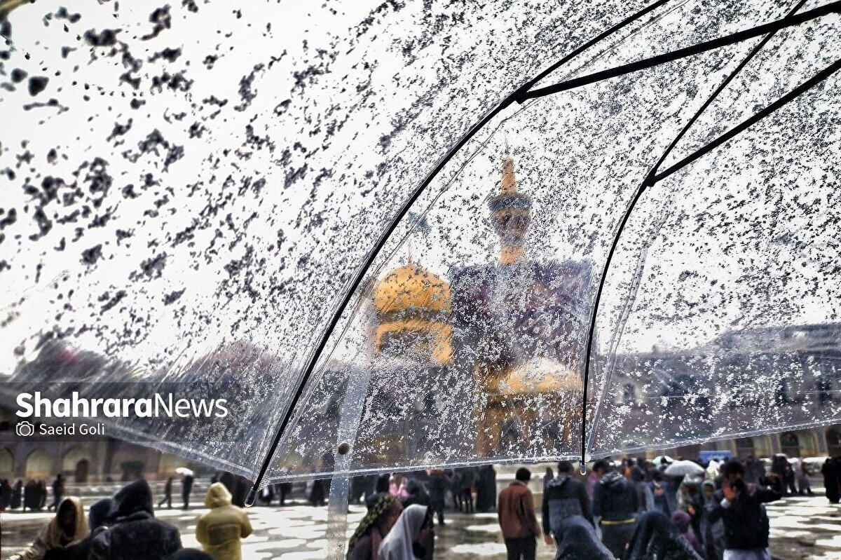 ویدئویی زیبا و دیدنی از برف روبی روی پشت بام حرم‌ امام رضا علیه السلام را مشاهده می‌کنید.