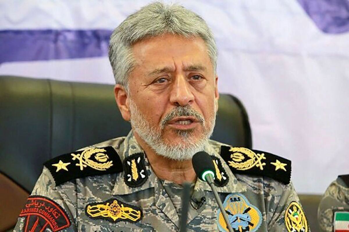 معاون هماهنگ‌کننده ارتش در مراسم آیین الحاق تجهیزات، سنگین و فوق سنگین به نزاجا: رزمنده زمانی می‌تواند خوب کار کند که سلاحش جواب بدهد. اول سلاح ایمان و دوم جنگ‌افزار نیاز است.