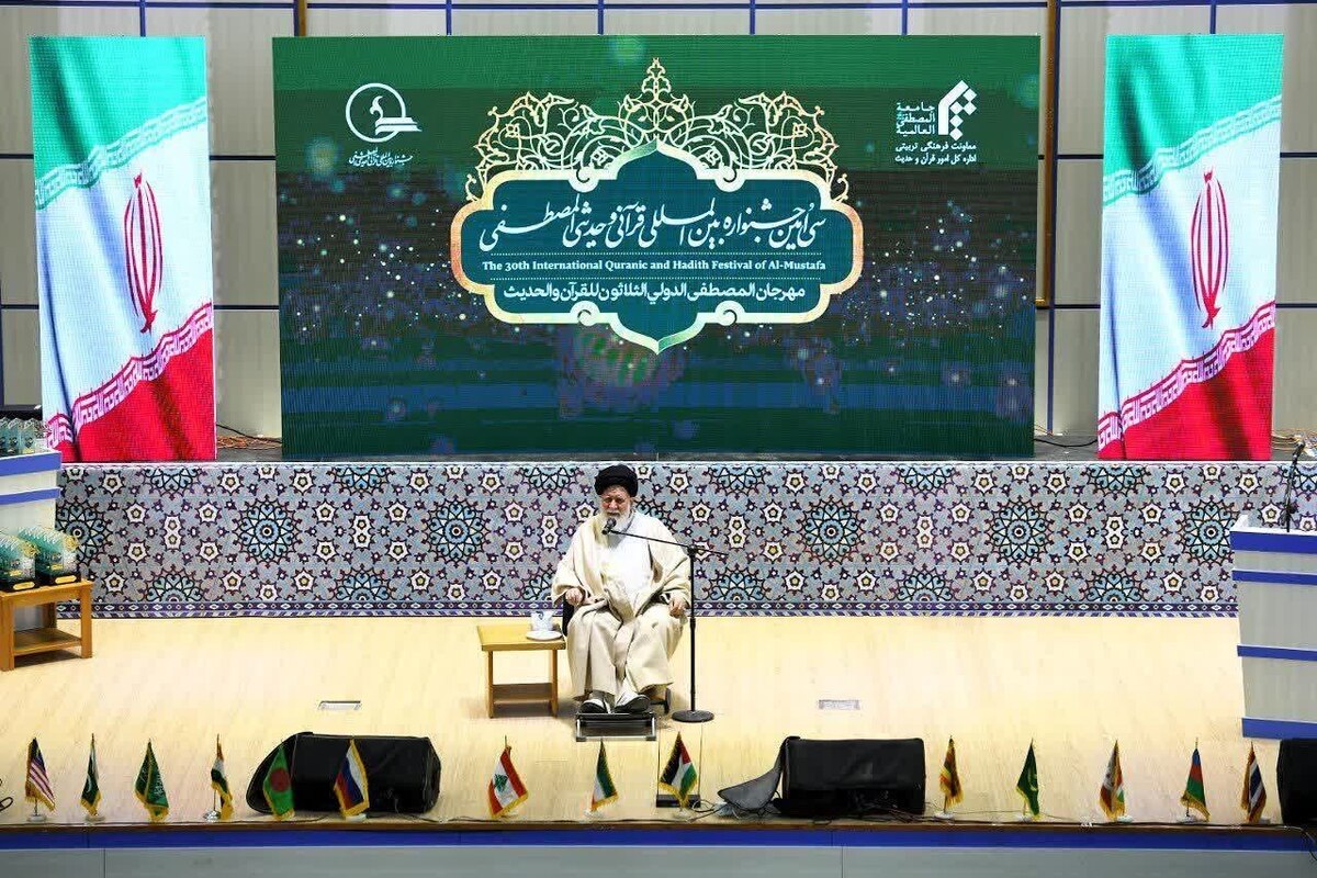 نماینده ولی فقیه در خراسان رضوی ضمن تبیین اعجاز قرآن در فردسازی و جامعه سازی گفت: هر فردی که در اصل سیاست‌گذاری و اجرای حاکمیت الهی مسئولیتی را بر عهده بگیرد، تحت نظارت و حفاظت الهی قرار دارد.