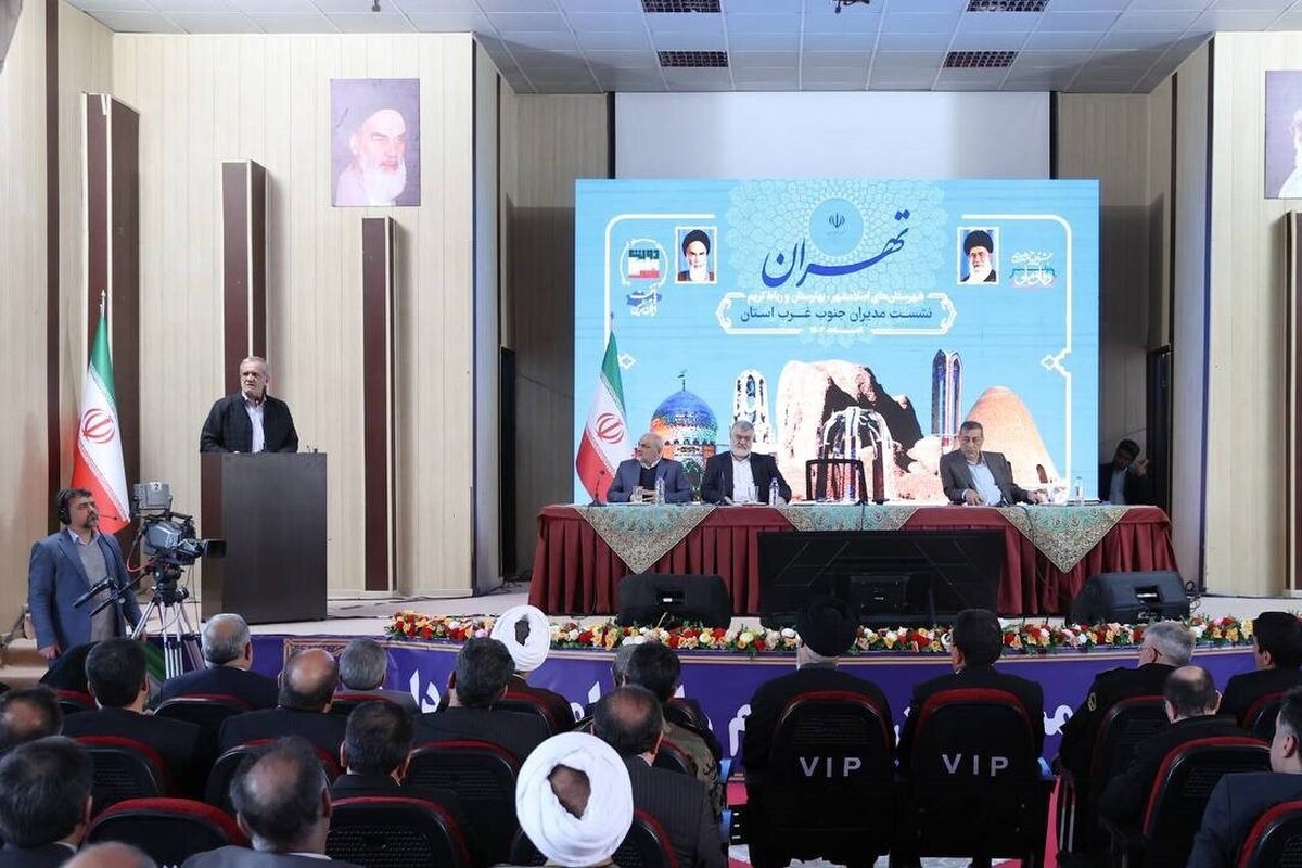 رئیس‌جمهور در نشست با مدیران شهرستان‌های جنوب غربی تهران گفت: قیمت گازوئیل الان هر لیتری ۳۰۰ تومان است، اما در بازار سیاه تا ۷۰ هزار تومان فروخته می‌شود. یک عده اصلا کار نمی‌کنند و دنبال قاچاق سوخت هستند. چرا باید بگذاریم سرمایه ملی قاچاق شود؟ باید به فکر همه مردم باشیم. نه اینکه هر کسی در گوشه‌ای به دنبال چپاول سرمایه ملی باشد. ما نظاره‌گر قاچاق سوخت نخواهیم بود. ما اجازه نخواهیم داد این اتفاق بیافتد.