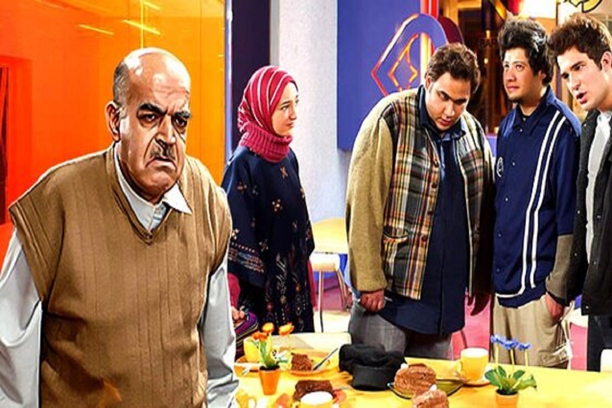 مجموعه تلویزیونی «زندگی به شرط خنده» با بازی زنده‌یاد رضا داوودنژاد از سوم اردیبهشت هر روز از شبکه آی‌فیلم پخش می‌شود.