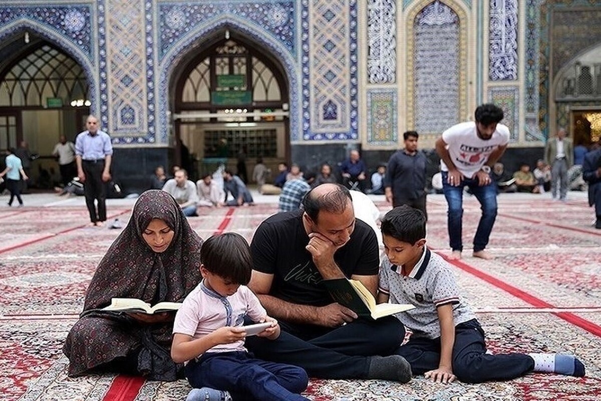 فاطمه دل توی دلش نیست که به قولی که به بچه‌هایش داده عمل کند. همانطور که استکان‌ها را توی سینی می‌گذارد تقویم را نگاهی می‌کند تا از دو روز مرخصی عید فطر بهترین استفاده را ببرد و به قولش هم عمل کرده باشد...