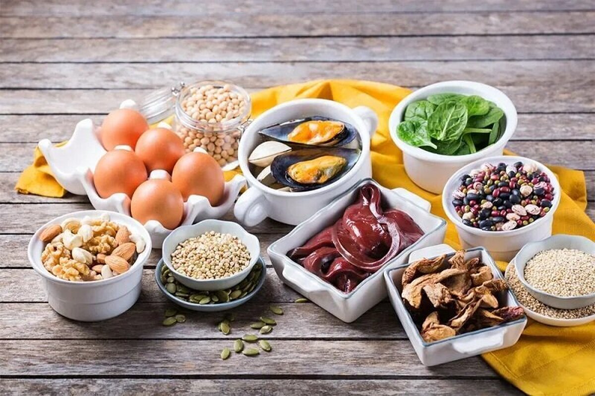 بدن برای رشد و تکامل به آهن نیاز دارد. آهن به پیشگیری از کم‌خونی و محافظت از بدن در برابر عفونت کمک می‌کند. بنابراین، منابع تغذیه‌ای خونساز که اغلب حاوی آهن و مس هستند، باید در رژیم غذایی گنجانده شوند. آهن همچنین از مواد ضروری است که کاهش آن، زنان باردار را با مشکل جدی در زمینه سلامت مواجه می‌کند.