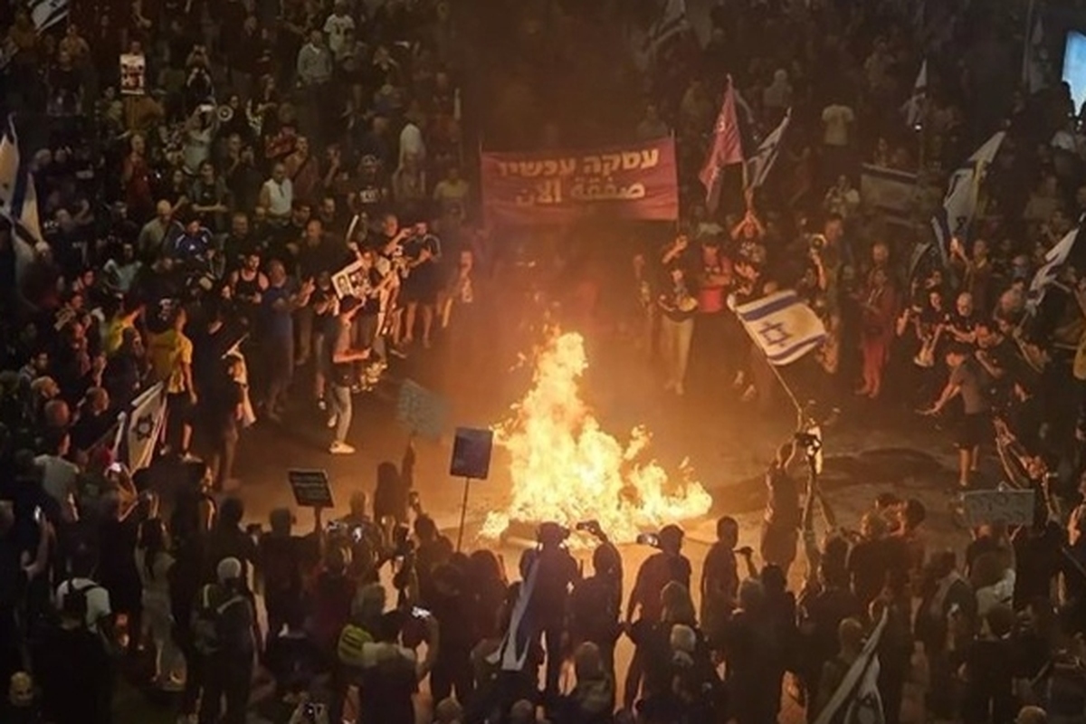 رسانه‌های عبری زبان از زد و خورد و درگیری شدید بین تظاهرات کنندگان خواهان امضای فوری توافق مبادله اسرا و نیروهای امنیتی در خیابان‌های تل‌آویو خبر دادند.