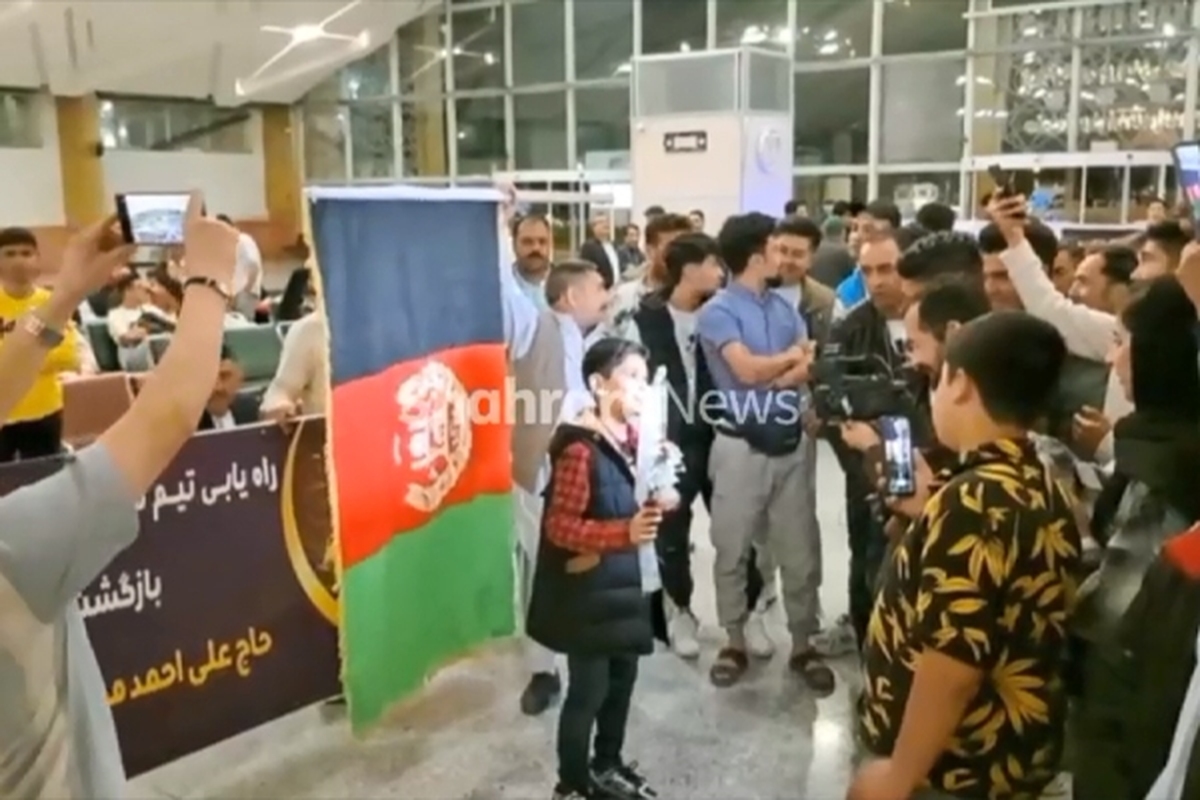 تیم ملی فوتسال افغانستان پس از درخشش در جام ملت‌های آسیا و همچنین کسب جواز حضور در جام جهانی فوتسال، در حضور هوادران پر شور خود، وارد فرودگاه شهید هاشمی نژاد مشهد شدند.