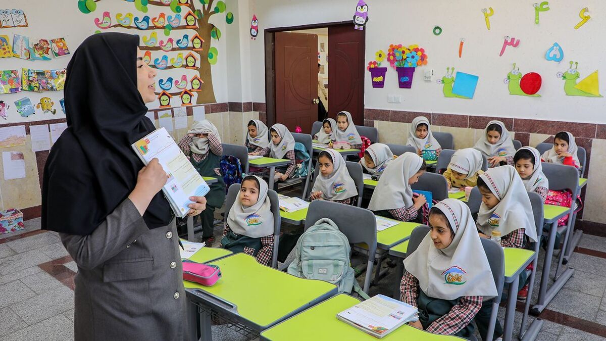 سخنگوی وزارت آموزش‌وپرورشگفت: افزایش ۲ برابری حق‌الزحمه ساعت اضافه تدریس معلمان در دستور کار شورای حقوق و دستمزد قرار گرفته است.