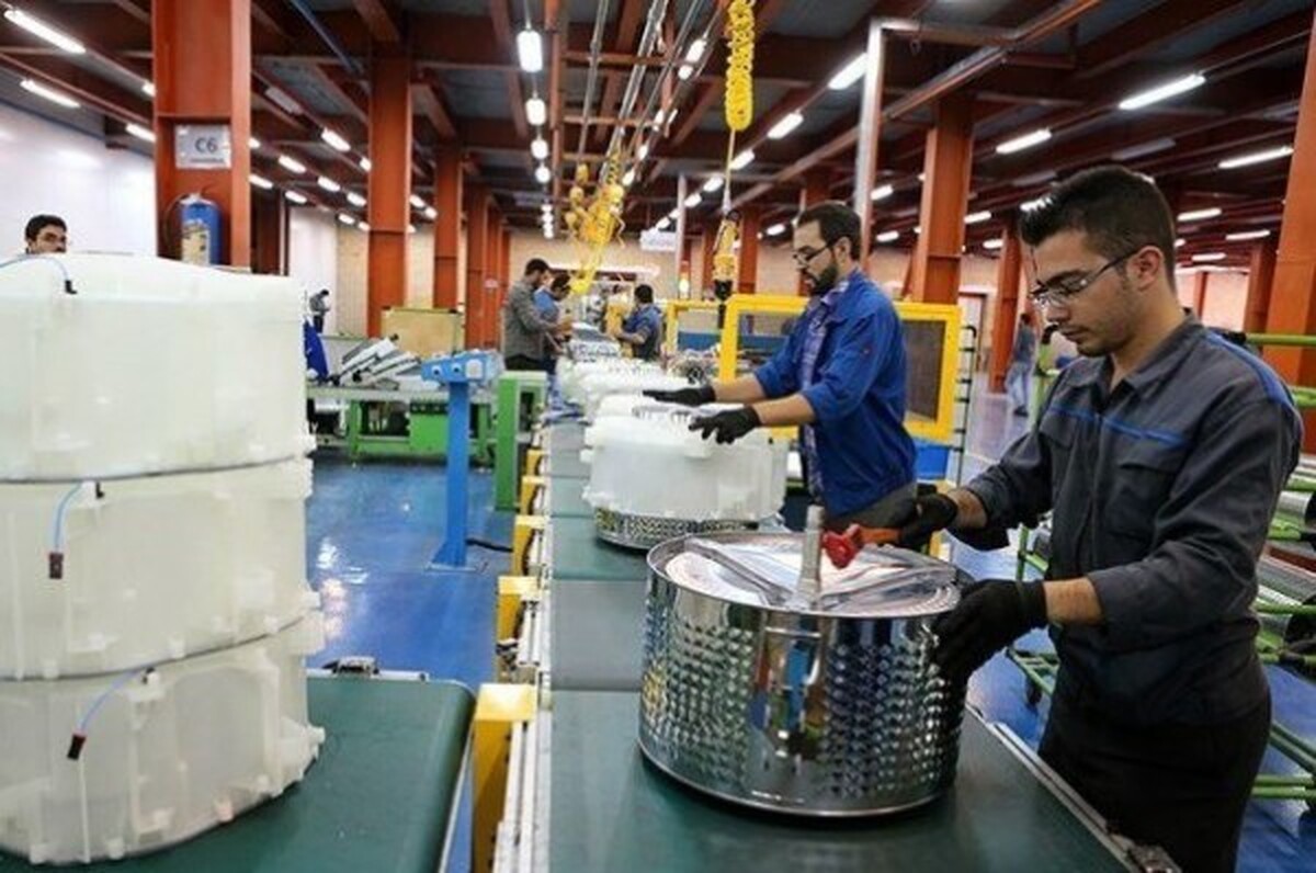 معاون وزیر تعاون، کار و رفاه اجتماعی گفت: سال گذشته طرح تحولی را در وزارتخانه پیشنهاد دادیم که به‌موجب آن ۱۰۰۰ واحد با بیش از ۵۰ نفر کارگر ملزم شدند طرح طبقه‌بندی مشاغل داشته باشند تا عدالت مزدی رعایت شود. ‌