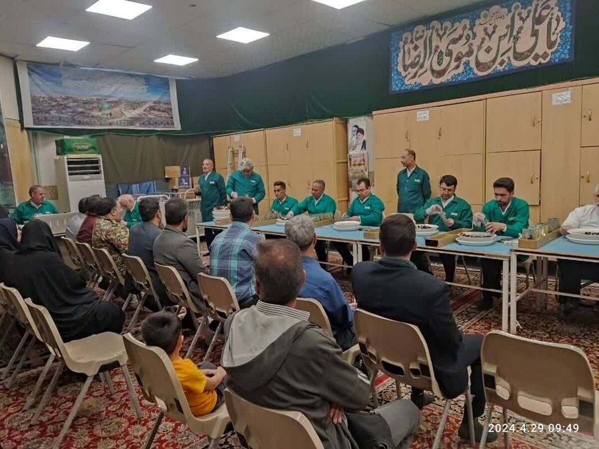 هم‌زمان با روز معلم، از فعالان و مبلغان فرهنگی منطقه پدافند هوایی شمال شرق در حرم مطهر رضوی قدردانی شد.