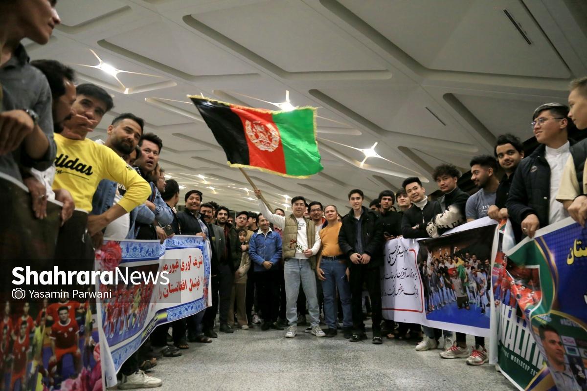 شب گذشته جمع زیادی از مهاجران افغانستان مقیم مشهد با حضور در فرودگاه بین‌المللی شهید هاشمی‌نژاد این شهر، قهرمانان تیم ملی فوتسال افغانستان را در آغوش کشیدند.