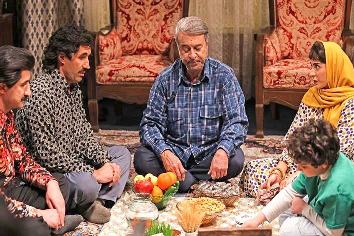 «اکازیون» یک مینی سریال ساده است که صرفا الگو‌های امتحان پس داده را بدون هیچ گونه وجه خلاقانه و هنری تکرار می‌کند و از این رویکردش تا حدی جواب مثبت هم می‌گیرد.