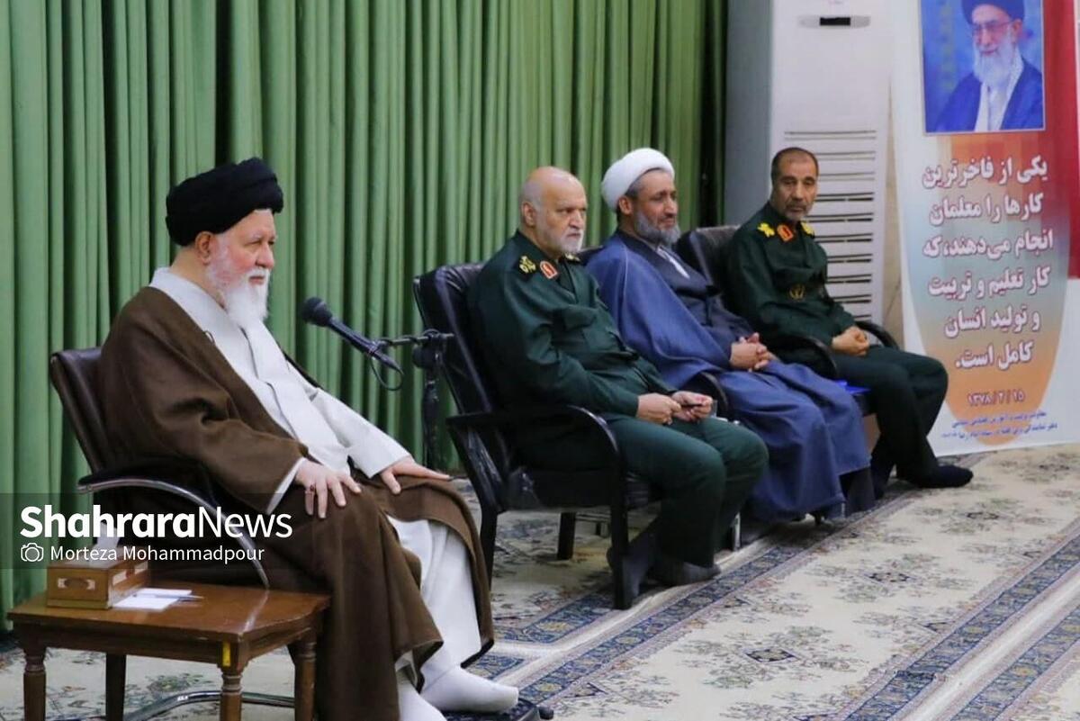 نماینده ولی فقیه در استان خراسان رضوی گفت: سال‌هاست غرب ادعای دموکراسی دارد. حالا ببینید همین دموکرات‌ها چطور استاد دانشگاه را روی زمین می‌کشانند، موردضرب و شتم قرار می‌دهند و داخل ماشین می‌اندازند درحالی که نه‌فقط چشم ملت ایران بلکه نگاه همه مردم دنیا به دانشگاه‌هایشان دوخته شده است.