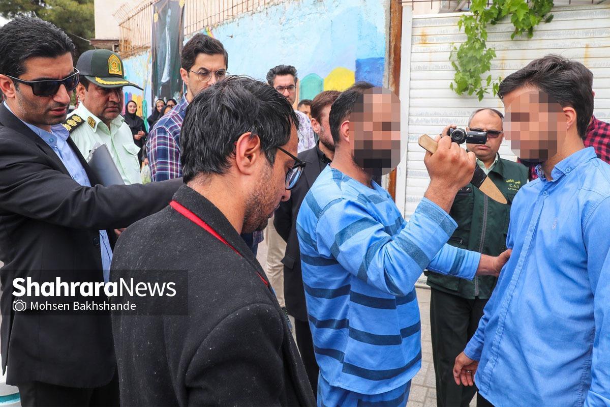 بهرام و بهزاد صحنه قتل «مجید آقا» برادر بزرگ‌ترشان را مقابل خانه‌اش بازسازی کردند.