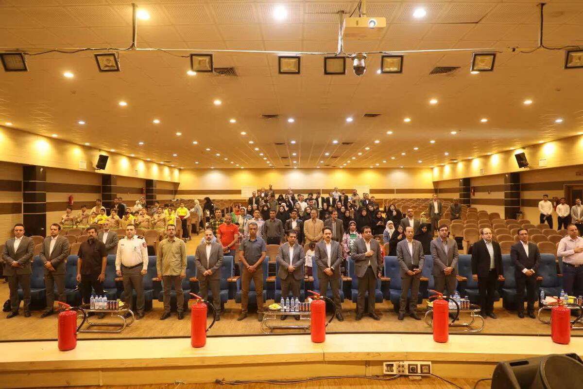 معاون آموزش و پیشگیری سازمان آتش نشانی مشهد از برگزاری همایش تقدیر از مربیان آموزشی اداره آموزش سازمان خبر داد و گفت: با کمک ۱۴۰ مربی خانم و آقا در سال گذشته، تعداد ۱۲۴ هزار شهروند مشهدی، به مدت ۶۴۰ هزار نفر ساعت تحت آموزش‌های شهروندی قرار گرفتند.