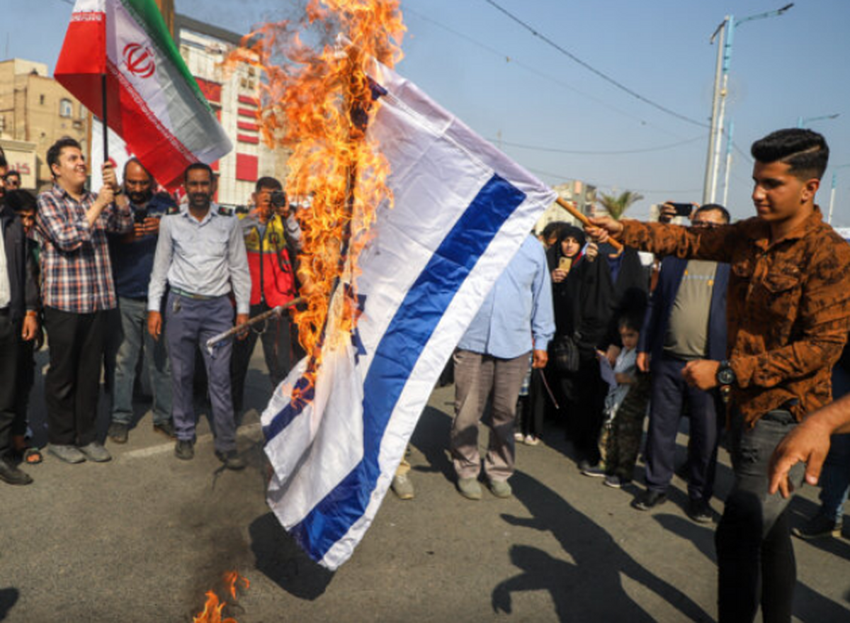 جنبش مطالبه خراسان رضوی، ضمن اعلام انزجار از جنایات وحشیانه رژیم زن‌ستیز و کودک‌کش اسرائیل، در حمایت از خیزش‌های اعتراضی دل‌های بیدار، نخبگان و اندیشمندان سراسر جهان، در مقابل این سگ هار منطقه، بیانیه‌ای صادر کرد.