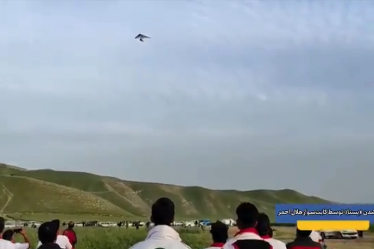 «یسنا» عصر روز گذشته توسط کایت سوار جمعیت هلال احمر در زمین‌های کشاورزی روستاهای «یلی بدراق» کلاله، چندصد متر آنطرف تر از محل گم شدن این کودک چهار ساله پیدا شد و این تصاویر کامل از لحظه پیدا شدن این دختر ترکمن کلاله‌ای است.