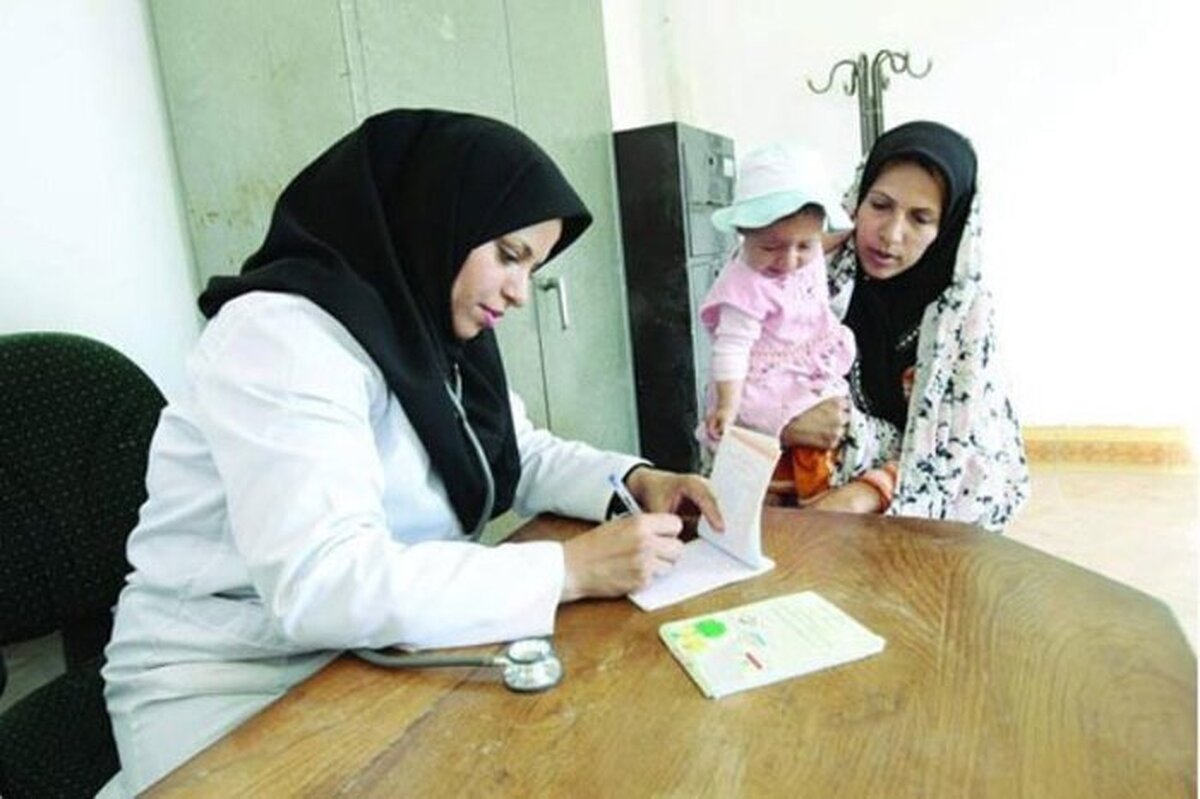 معاون بهداشت وزارت بهداشت، درمان و آموزش پزشکی با بیان اینکه هر کدملی یک مراقب سلامت در کشور دارد، گفت: از این پس به ازای هر سه هزار نفر یک تیم پزشکی خانواده متشکل از دو مراقب سلامت و یک پزشک در برنامه پزشکی خانواده حضور دارند.