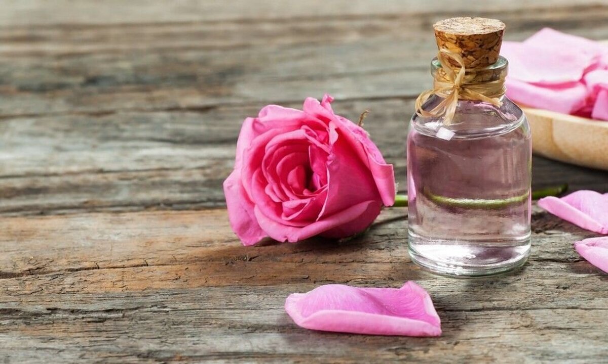 گلاب به طور باورنکردنی برای سلامت پوست عالی است، زیرا از آب و همچنین شیرینی گل رز تشکیل شده است که یک اکسیر زیبایی جادویی است و از آبرسانی پوست و التیام آکنه گرفته تا حفظ تعادل pH پوست می‌تواند سلامت پوست ما را تضمین کند.