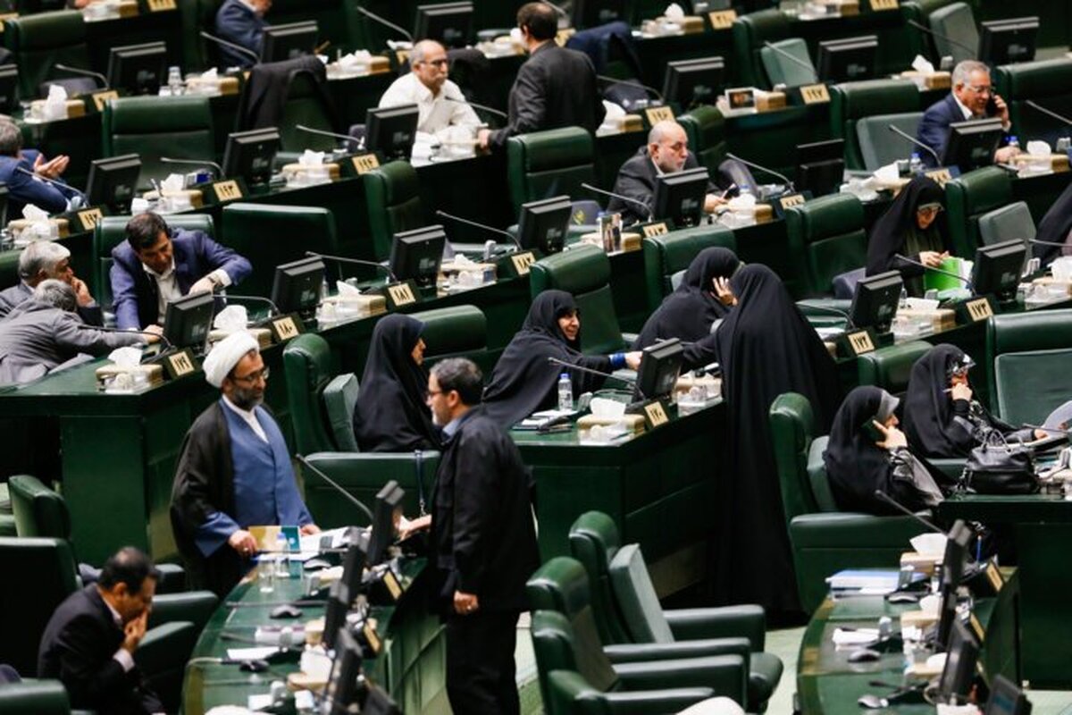 نتایج مطالعات یک گروه از پژوهشگران نشان می‌دهد عواملی مانند چالش‌های مالی و اقتصادی، ساختار فرهنگی و سیاسی ذات‌گرا و بنیان‌گرا، جامعه مردمحور و جبر محیطی نقش بازدارنده در مشارکت سیاسی زنان دارد.