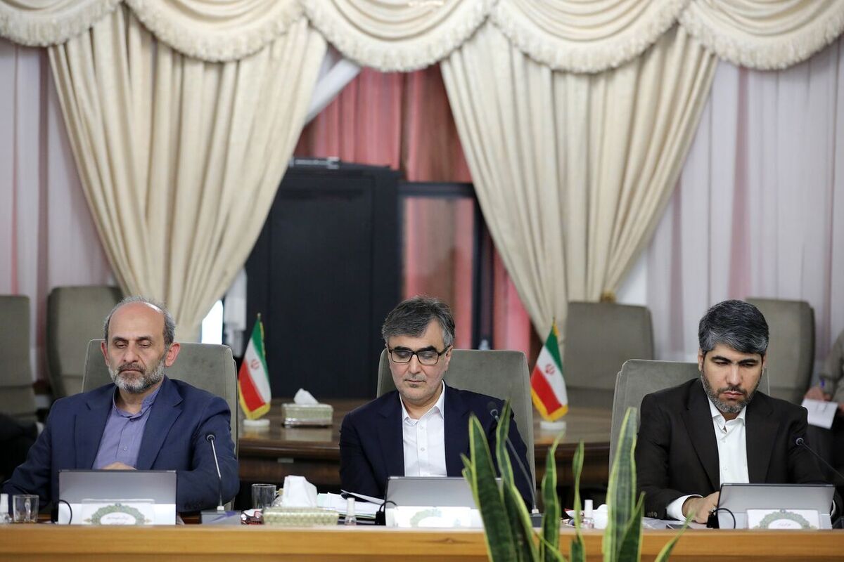 رئیس کل بانک مرکزی با اعلام کاهش نرخ رشد نقدینگی به ۲۳ درصد در ماه فروردین، گفت: بر اساس این گزارش نرخ رشد پول که سال گذشته ۳۳ درصد بود، تا ۱۶ فروردین امسال به ۱۶ درصد کاهش یافت.