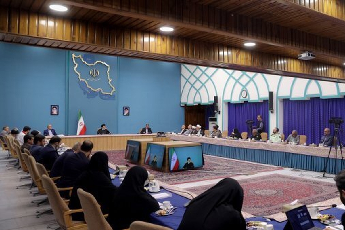 رئیس جمهور با اشاره به این‌که «مشخص شدن نسبت دستگاه‌ها با مسئولیت مقابله با آسیب‌های اجتماعی و رصد مداوم از سوی دستگاه‌های مربوط، در کاهش و حذف آسیب‌های اجتماعی موثر است»، سازمان امور اجتماعی را مکلف کرد عملکرد همه دستگاه‌های مربوط را به طور مستمر رصد کرده و سازمان‌هایی را که به وظایف خود در این زمینه عمل نمی‌کنند به شورای اجتماعی معرفی نمایند.