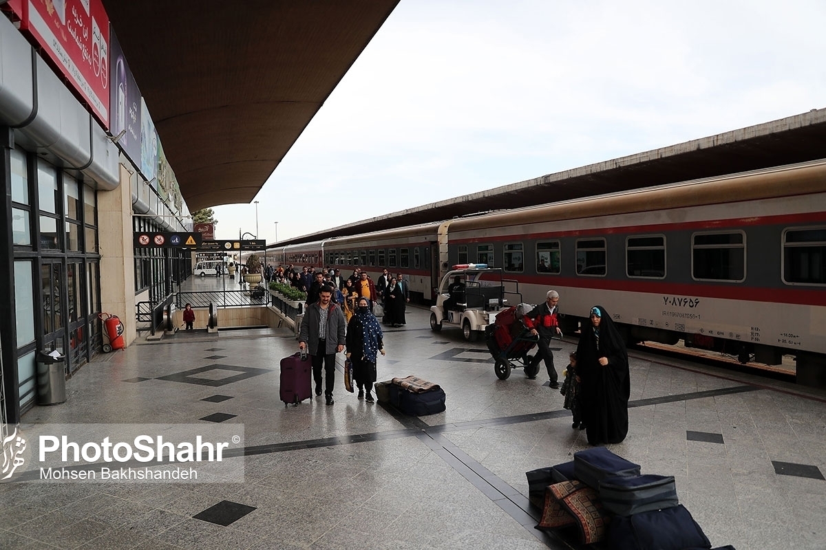 دبیر انجمن صنفی مسافرتی و جهانگردی خراسان‌رضوی گفت: اخیراً راه‌آهن عرضه بلیت را در بستر سه اپلیکیشن قرار داد. این امر باعث شد ۲ هزار اپراتور در سراسر کشور بیکار شوند.