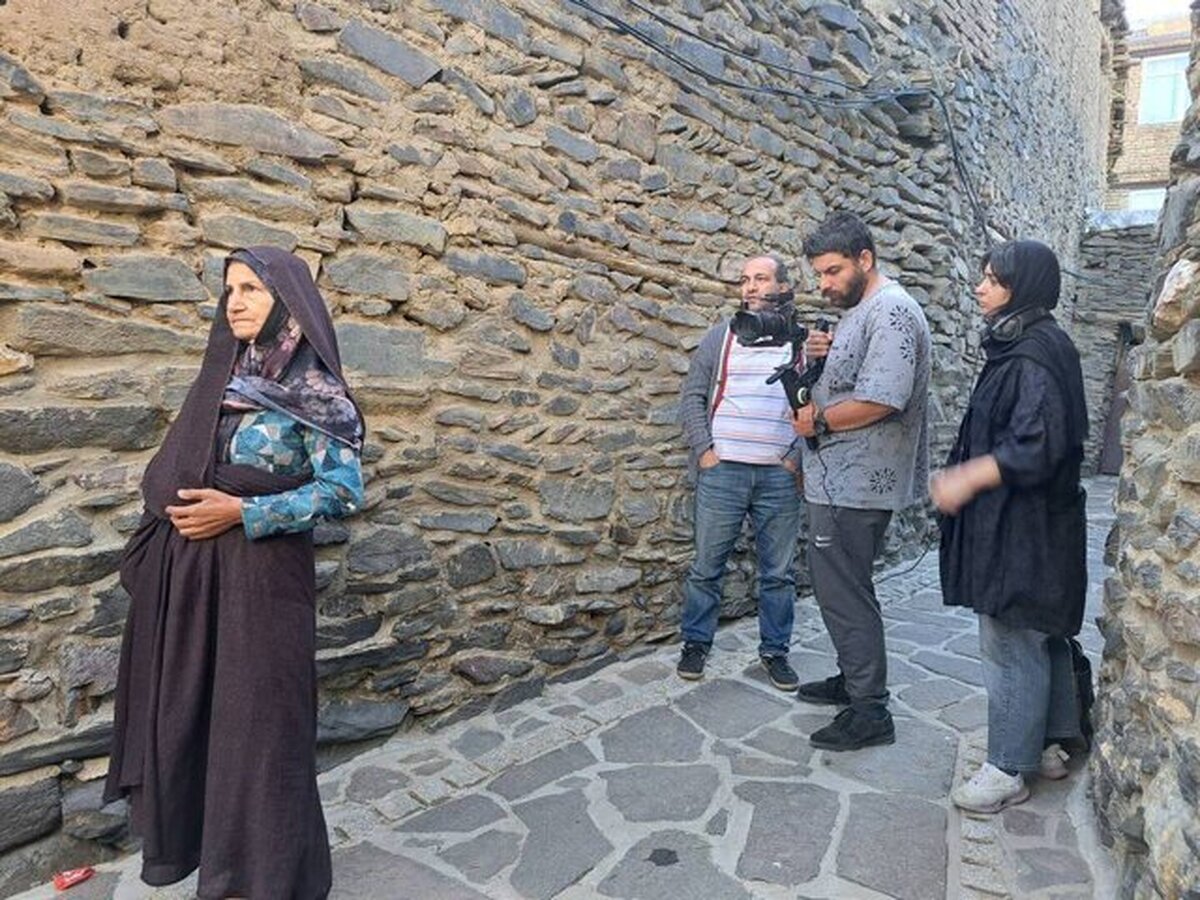 در پی نمایش مستند کوتاه «با قید محرمانگی» در جشنواره فیلم کوتاه «اوبرهاوزن» آلمان، کارگردانان این فیلم به ماجرای مخفیانه زنان یک روستا که سوژه رسانه‌ها شد، پرداختند.