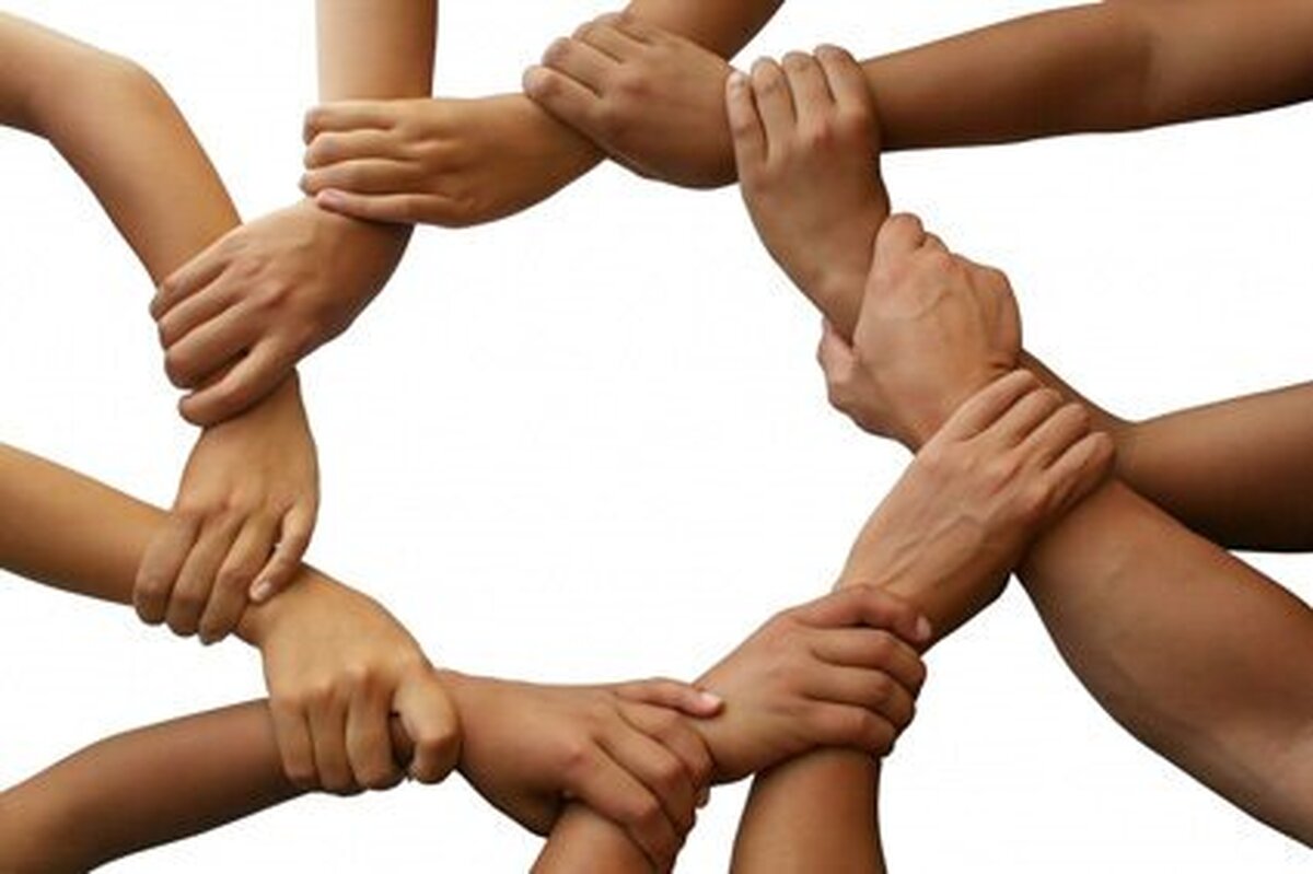 همدلی یکی از نیاز‌های اساسی انسان است. ما نیاز داریم وقتی می‌گرییم کسی ما را در آغوش بکشد یا دستمالی به ما بدهد تا اشک‌هایمان را از چشمانمان پاک کنیم.