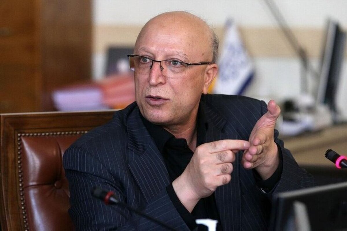 وزیر علوم در رابطه با ساماندهی و آمایش آموزشی کشور گفت:‌ دانشگاه‌هایی که دانشجو کم دارند یا ظرفیت‌ آنها کاهش پیدا کرده، یا اولویتشان را تغییر می‌دهیم یا اینکه با برخی از این دانشگاه‌ها را ادغام‌ می‌کنیم.