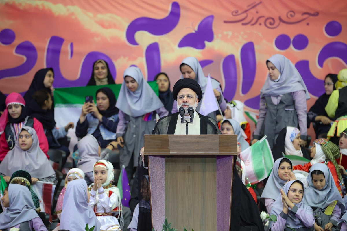 رئیس‌جمهور گفت: منزوی کردن زنان را قبول نداریم. نگاه ما به زنان همان نگاه اسلام است که معتقد است دختران می‌توانند همسران و مادران ارزشمندی باشند و در عرصه اجتماع نیز نقش‌آفرینی کنند.