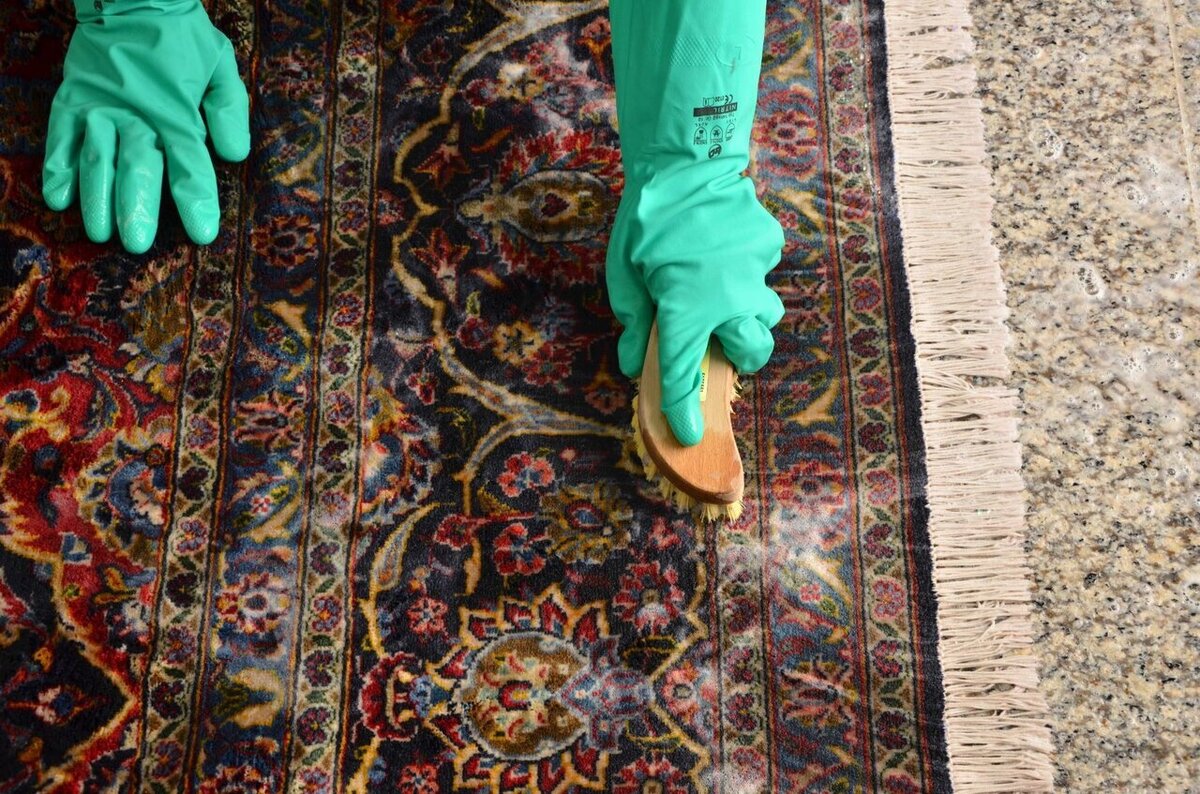 تمیز کردن فرش کار آسانی است؛ برای تمیز کردن لکه‌های فرش و شست و شوی فرش راه‌های زیادی وجود دارند ولی برخی از آنها بسیار راحت و سریع هستند.