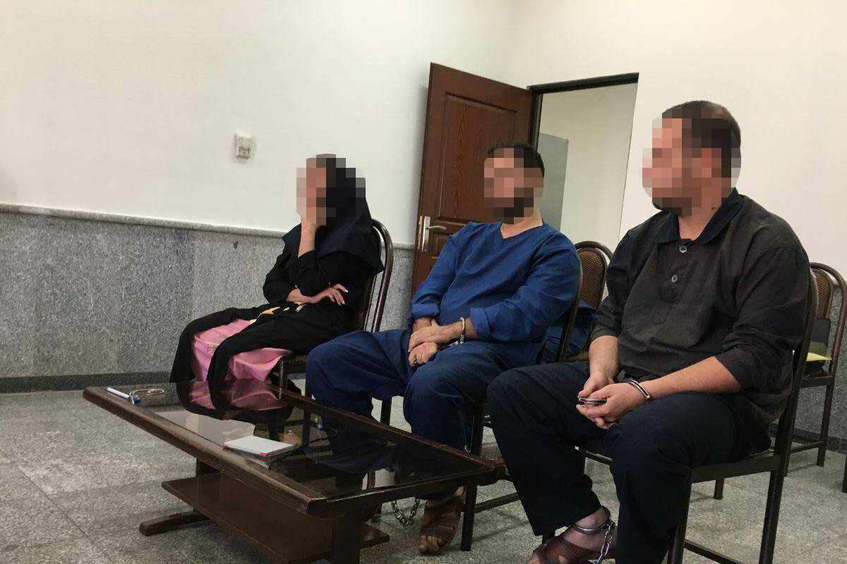۲ مرد نقابدار با ورود به آرایشگاههای زنانه با چاقو زنان را تهدید و طلاو جواهرات‌شان را سرقت می‌کردند. هرچند آنها با این شیوه توانستند از چند آرایشگاه سرقت کنند؛ اما بعد از آخرین سرقت شان دستگیر شدند.