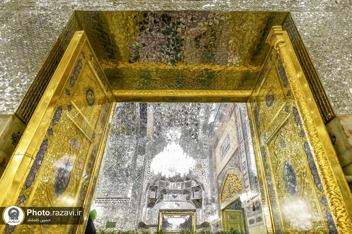 درب طلایی که برای حرم حضرت رضا (ع) در کارگاه هنری آستان مقدس بانوی کرامت ساخته شده همزمان با آغاز دهه کرامت رونمایی شد.