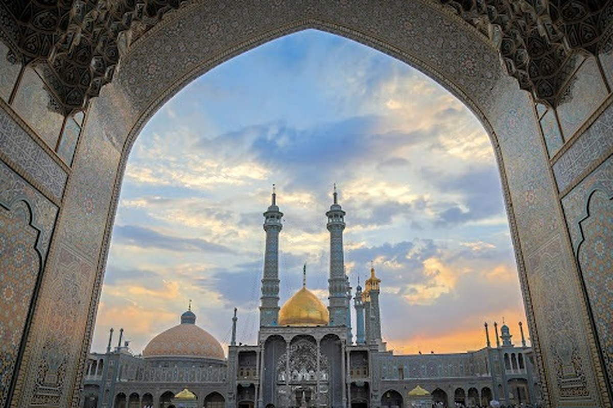 در آستانه میلاد حضرت‌معصومه‌(س) و روز دختر و آغاز دهه کرامت، حرم مطهر خواهر امام‌رضا‌(ع) با ۵۰ هزار شاخه گل طبیعی توسط خادمان امام هشتم شیعیان گل‌آرایی شد.