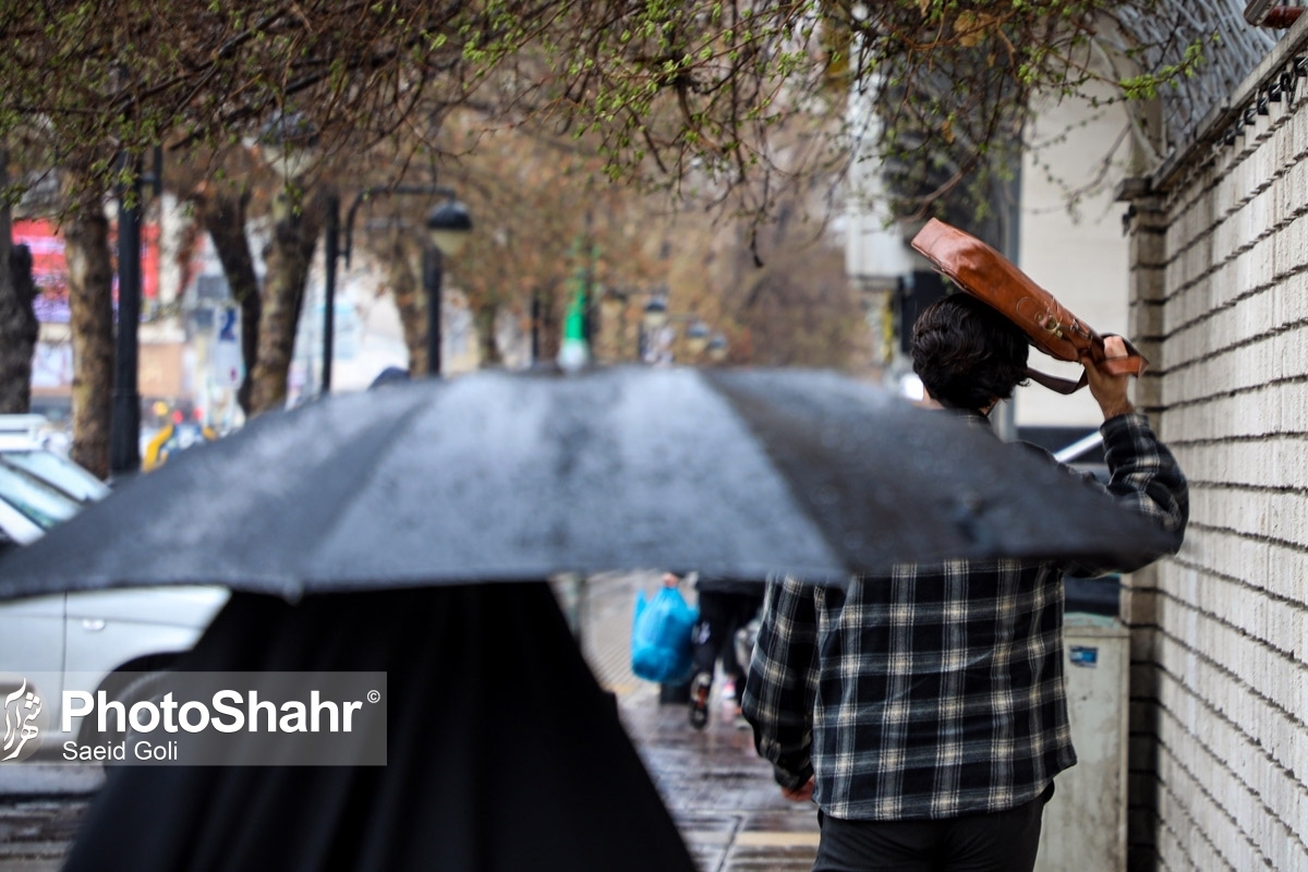 کارشناس مرکز پیش‌بینی هواشناسی خراسان رضوی گفت: بارش باران تا بعدازظهر روز جمعه ادامه دارد، اما حجم بارش‌ها فردا کمتر خواهد بود.
