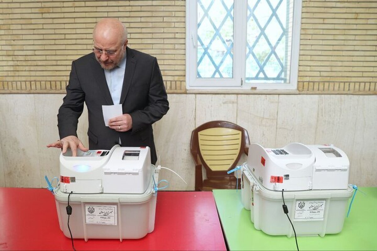 رئیس مجلس شورای اسلامی با حضور در مسجد امام علی (ع) رای خود را در صندوق الکترونیکی انتخابات ثبت کرد.