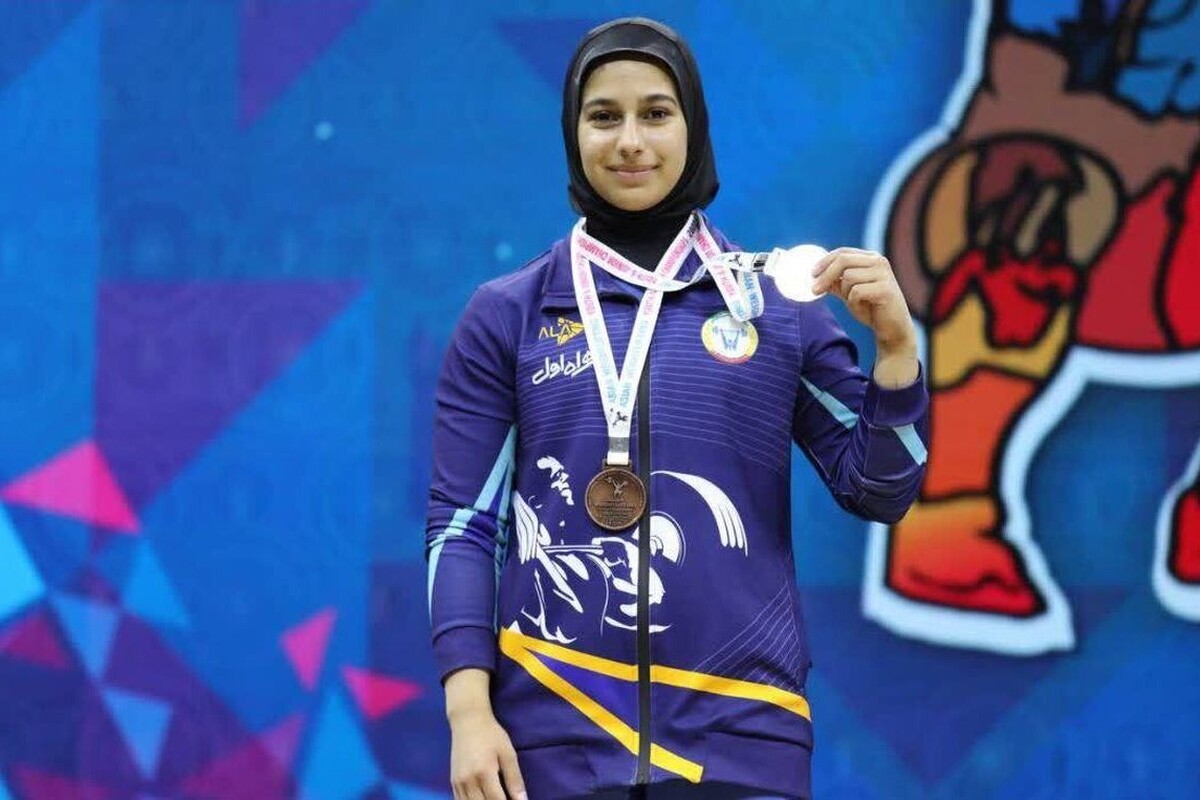 دخر ورزشکار ۱۸ ساله مشهدی توانست با پشتکار و اراده اهنین خود در رشته وزنه برداری،پدیده آسیا شود.
