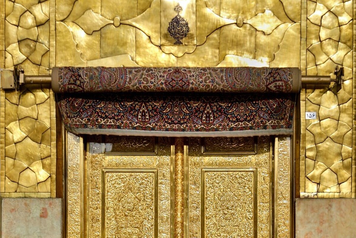 نخستین در طلایی که نشان آن میان اسناد باقی مانده است، در زرنقشی است که پایین‌پای مبارک به‌سمت گنبد حاتم‌خانی قرار دارد و از گذشته تا هنوز باقی است. این در که به دستور شاه‌عباس صفوی ساخته شده است، گویا طلا و جواهراتش حوالی سال‌های ۱۲۱۲ تا ۱۲۱۶قمری به غارت می‌رود.