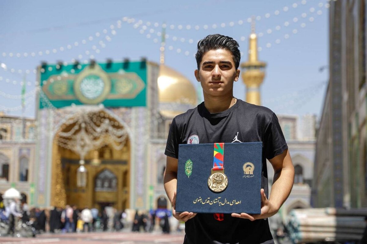 همزمان با ایام دهه کرامت، مدال طلای کشتی‌گیر قهرمان جهان در رده سنی نوجوانان، به موزه حرم مطهر رضوی اهدا شد.