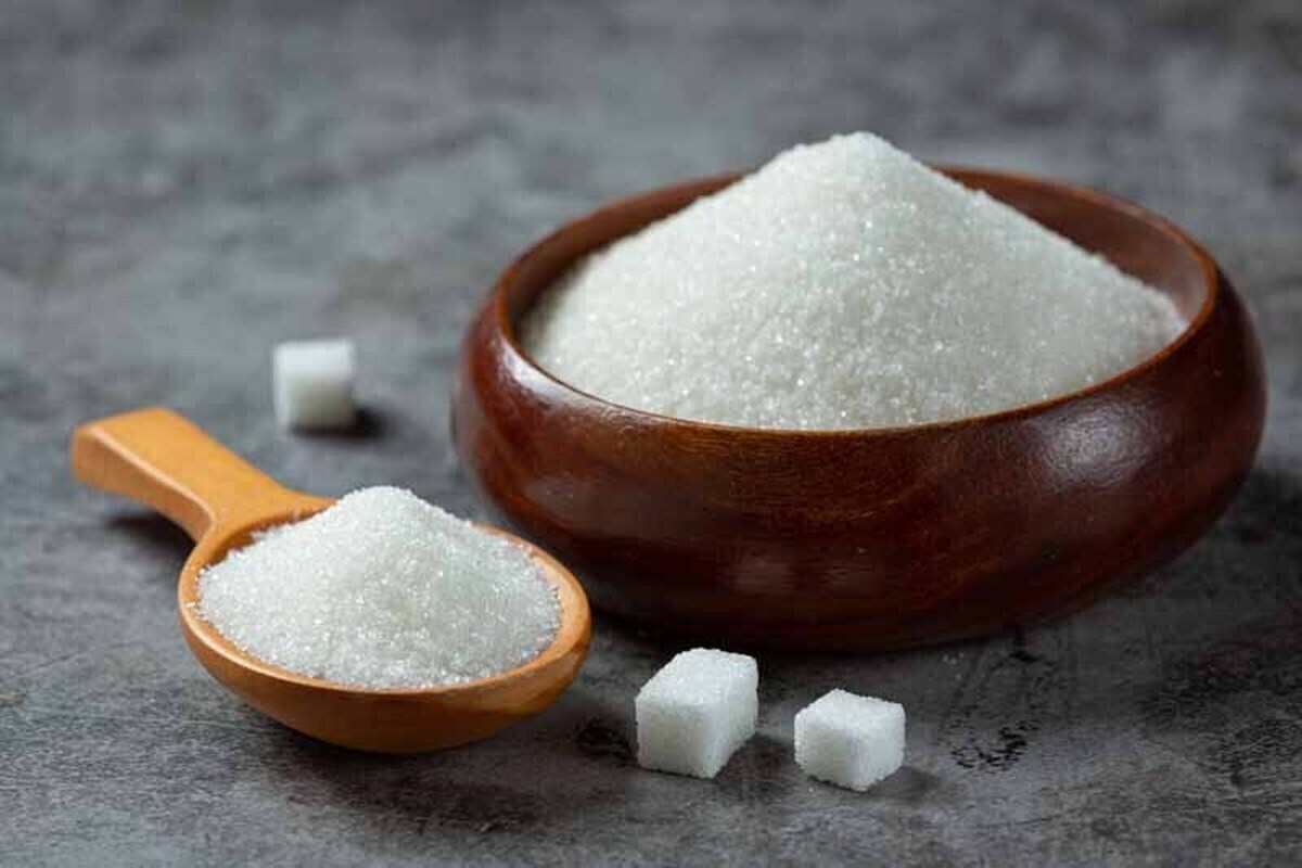 مدیرکل نظارت بر کالا‌های اساسی وزارت جهاد گفت: پس از افزایش ۴۰ درصدی قیمت خرید تضمینی چغندر قند و حذف ارز ترجیحی واردات شکر خام، قیمت جدید شکر به تصویب ستاد تنظیم بازار رسید.