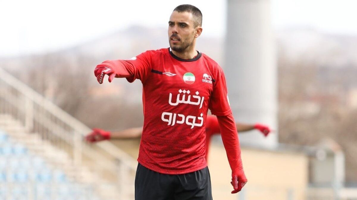 بعد از اینکه آلوز در لیست پرسپولیس قرار گرفته مسئولان باشگاه استقلال به تکاپو افتاده‌اند تا مانع از حضور این بازیکن در تیم رقیب شوند و پیشنهادات خود را به مدیربرنامه این بازیکن داده‌اند.