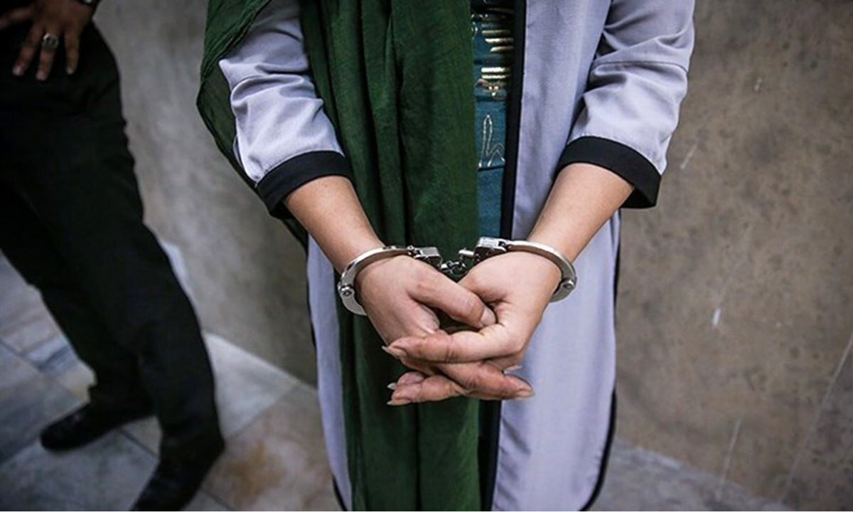 به دنبال مرگ مرموز زن میانسال، دختر وی به عنوان مظنون بازداشت و تحقیقات تیم جنایی برای رازگشایی از ماجرا آغاز شده است.