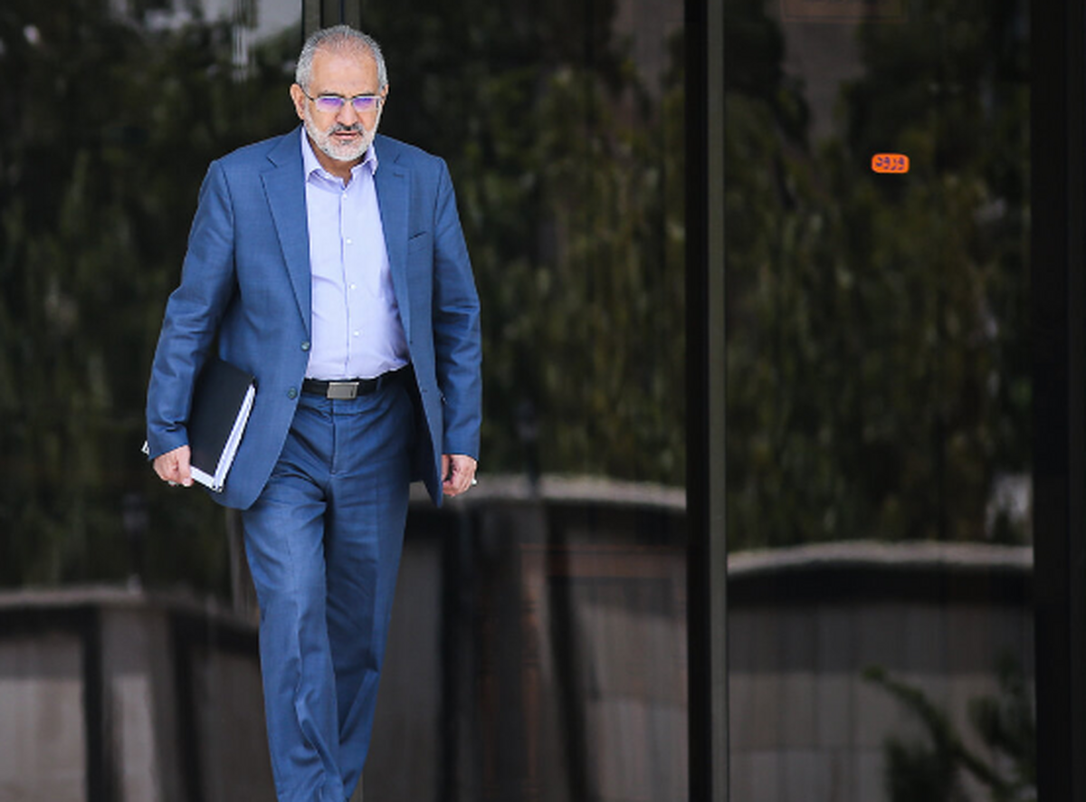 رئیس‌جمهور در جلسه امروز هیأت دولت، با اعلام پایان مأموریت «سید محمد حسینی» در معاونت پارلمانی ریاست جمهوری، از خدمات و زحمات وی قدردانی کرد.