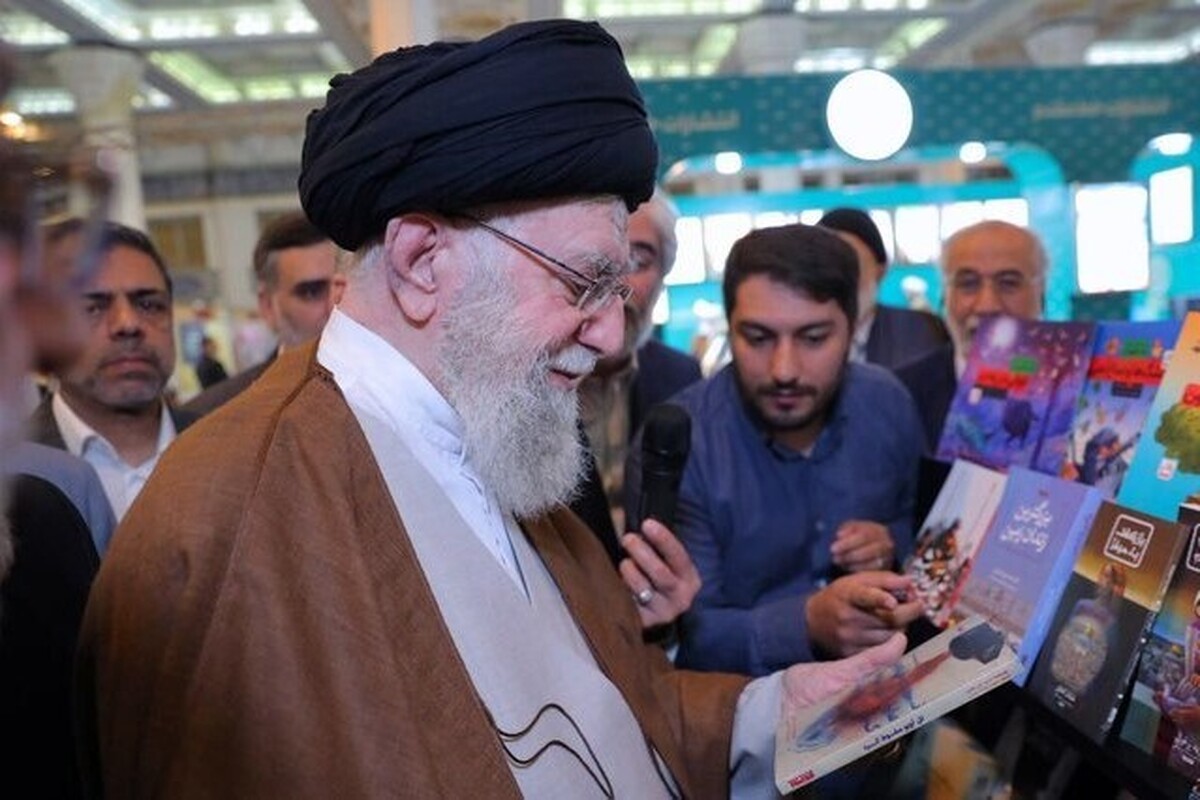 یکی از عکس‌های منتشرشده از بازدید امروز رهبر معظم انقلاب از نمایشگاه کتاب تهران، مربوط به رمانی است به‌نام تل‌آویو سقوط کرد که حضرت آیت‌الله خامنه‌ای در حال مشاهده آن هستند.