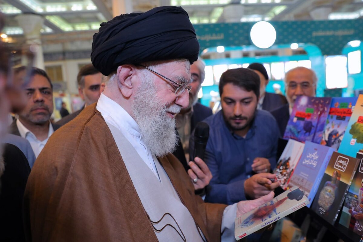 تصویر کتابی که رهبر انقلاب در بازدید از نمایشگاه کتاب آن را مشاهده کردند، منتشر شد.
