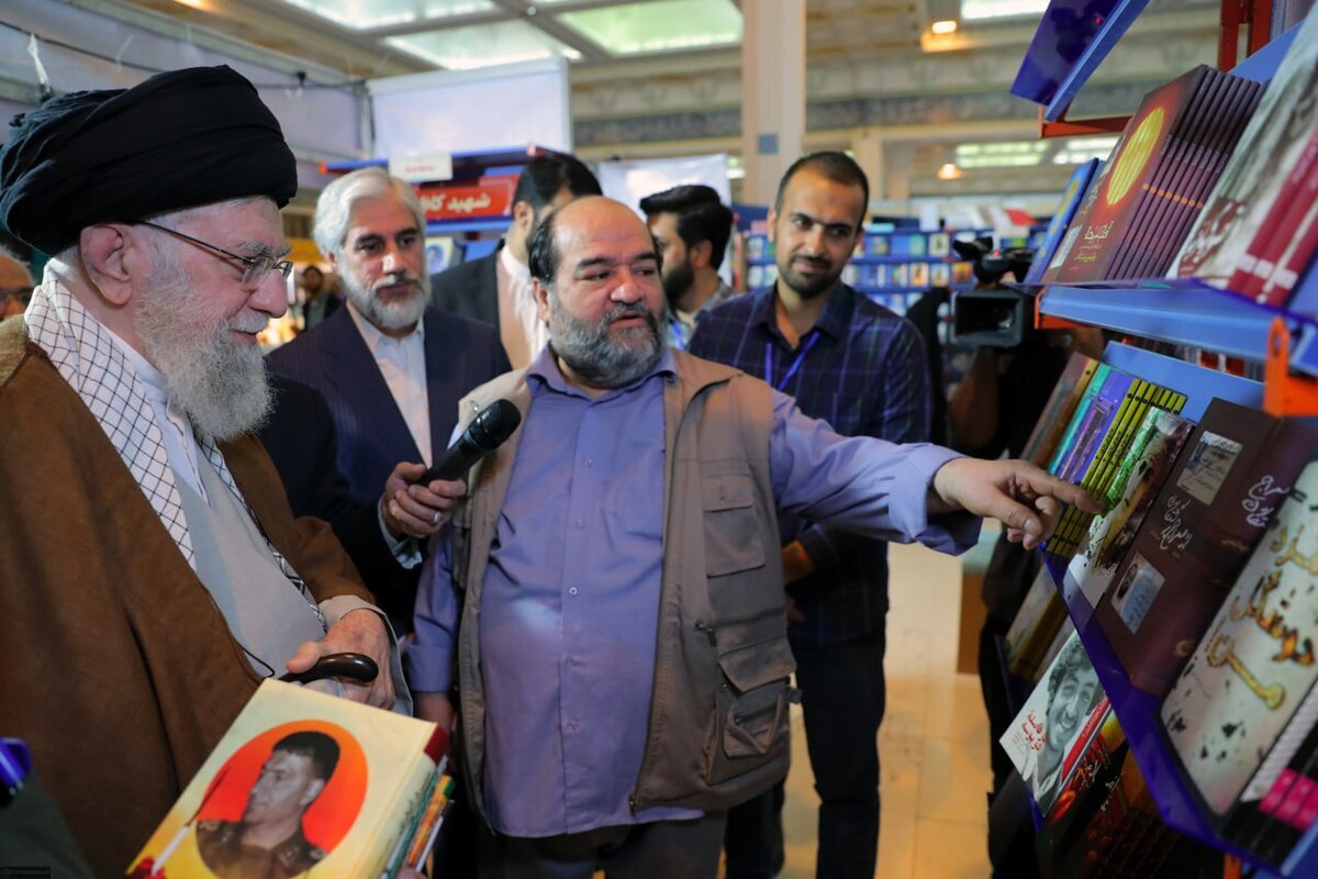 رهبر معظم انقلاب اسلامی صبح امروز از نمایشگاه بین‌المللی کتاب تهران بازدید کردند.