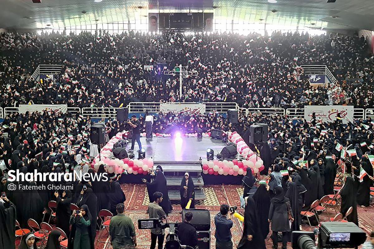 جشن بزرگ «دختران مقاومت» همزمان با دهه کرامت و روز دختر، با حضور ۵ هزار دانش آموز دختر دهه هشتادی مشهدی امروز بیست و پنجم اردیبهشت ماه در سالن شهید بهشتی این شهر برگزار شد.