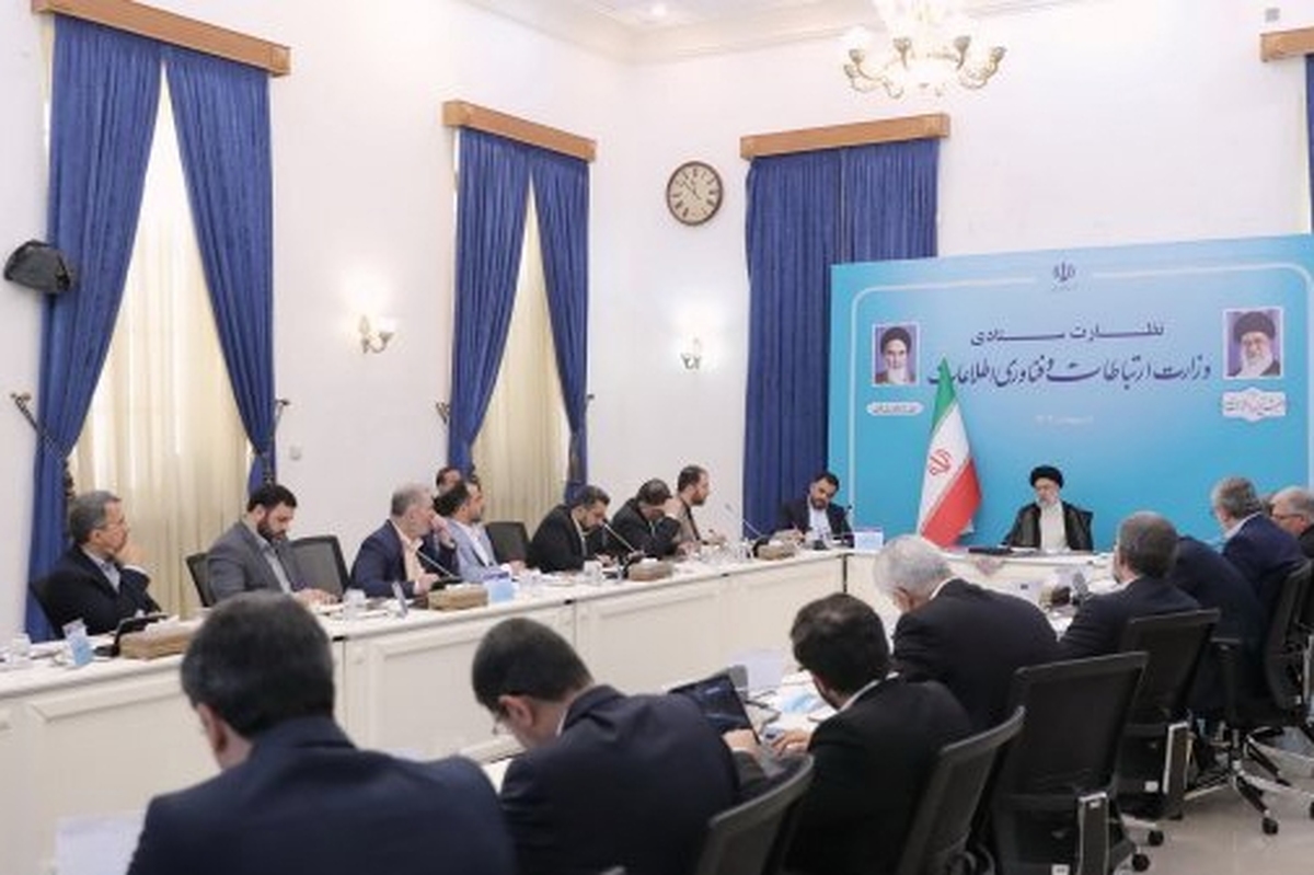 رئیس‌جمهور ضمن قدردانی از تلاش‌های صورت گرفته در جهش و توسعه چشمگیر صنعت فضایی در دولت مردمی، بر اهمیت هماهنگی ایجاد شده میان وزارت ارتباطات و دیگر بخش‌های مربوط و همچنین لزوم عملیاتی‌سازی زنجیره ارزش در این صنعت تأکید کرد و گفت: میدان دادن به بخش خصوصی در صنعت فضایی نیز از دیگر اقدامات خوب و قابل‌تقدیر این وزارتخانه در راستای مشارکت‌دهی مردم و تحقق شعار سال بوده است که باید با هدایت، نظارت و حمایت مستمر ادامه یابد.