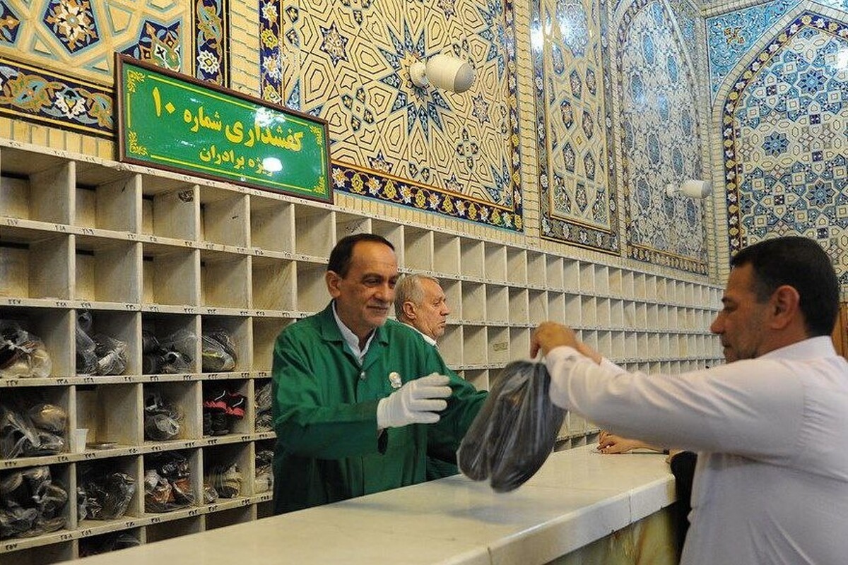 رئیس اداره کفشداران حرم مطهر رضوی از حضور خادمان این اداره در بیمارستان‌های سطح شهر و برخی شهرستان‌های استان خراسان رضوی و عیادت از بیماران خبر داد.